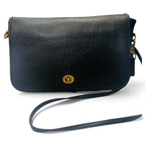 Vintage Coach 945 Black Glove Tanned Leather Cross Body Turn lock Flap Black